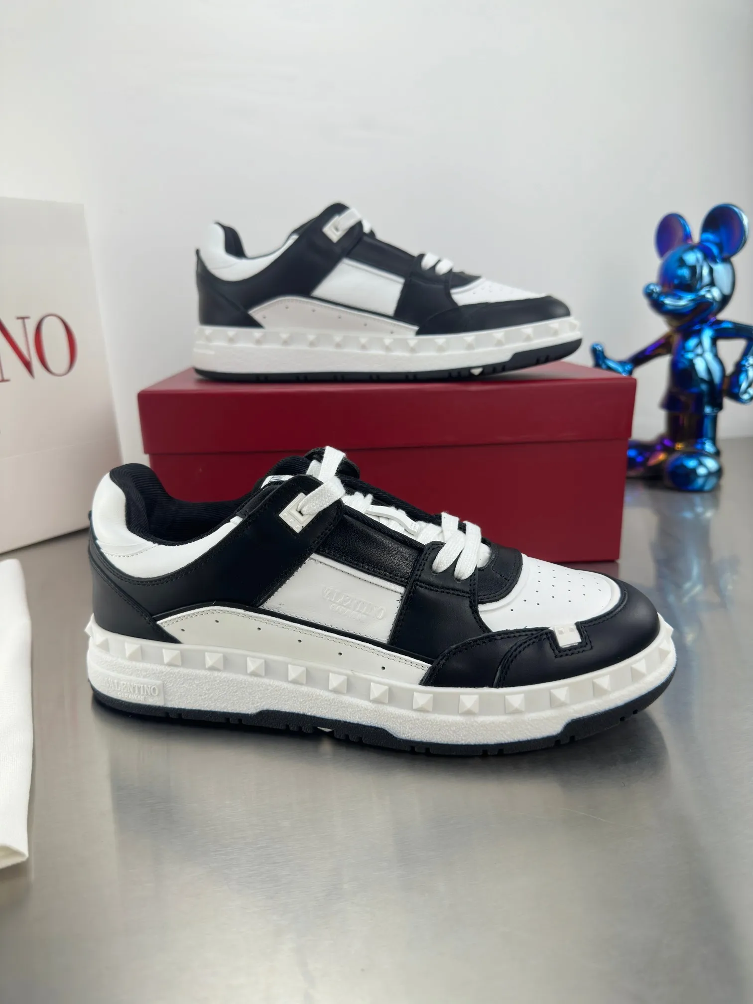 👟👟Ex-factory price 640👟👟 🔺Valentino🔺 Valentino VT 2024 early spring white shoes casual shoes! Top version!  Original 1:1 mold opening! Lasting + oil edge craftsmanship, classic splicing, fashionable and versatile, 🎁Full set of packaging at the same time at the counter. Fabric: Customized cowhide. Lining: Original breathable mesh. Outsole: Original TPU material outsole. Non-slip and wear-resistant. Size: Female 35-40! Male 39～45